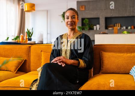 Felice e bella giovane coppia araba con abiti emirati insieme a casa - uomo e donna mediorientale con abbigliamento arabo tradizionale Foto Stock