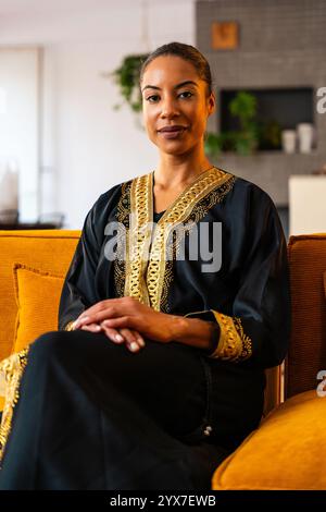 Felice e bella giovane coppia araba con abiti emirati insieme a casa - uomo e donna mediorientale con abbigliamento arabo tradizionale Foto Stock