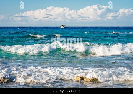 Le onde turchesi del Mediterraneo abbracciano dolcemente le sabbie dorate di Mersa Matruh, Egitto, un paradiso costiero rinomato per la sua bellezza serena. Foto Stock