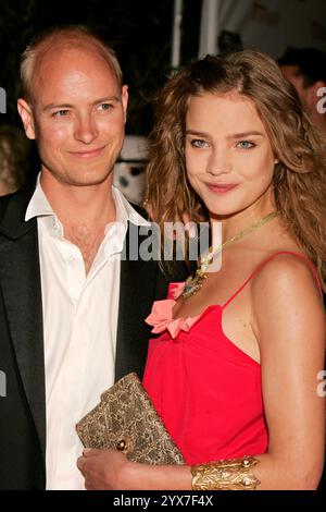 Justin Portman mit Ehefrau Natalia Vodianova / Natalja Wodjanowa bei der Premiere des Kinofilms Star Wars: Episodio III - la vendetta dei Sith / Star Wars: Episodio III - Die Rache der Sith auf dem Festival de Cannes 2005 / 58. Internationale Filmfestspiele von Cannes im Palais des Festivals. Cannes, 15.05.2005 *** Justin Portman con la moglie Natalia Vodianova Natalya Vodyanova alla prima del film Star Wars episodio III la vendetta dei Sith Star Wars episodio III la vendetta dei Sith al Festival di Cannes 2005 58 Festival Internazionale di Cannes al Palais des Festivals di Cannes, 15 05 2 Foto Stock