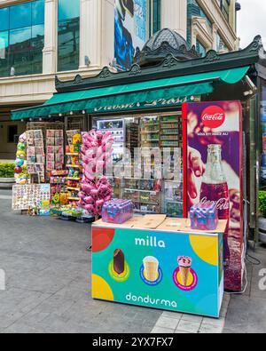 Baku, Azerbaigian - 5 maggio 2024: Una colorata bancarella di mercato in via Nizami offre una vasta gamma di spuntini, bevande e giocattoli. Gli amanti dello shopping apprezzeranno l'atmosfera vivace di questa popolare destinazione Foto Stock