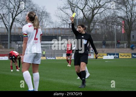 Leverkusen, Germania. 6 dicembre 2024. Leverkusen, Germania, 14 dicembre 2024: Lisa Karl (2 Friburgo) riceve un cartellino giallo durante il Google Pixel Frauen-Bundesliga tra Bayer Leverkusen e SC Freiburg presso Ulrich-Haberland-Stadion a Leverkusen, Germania. (Qianru Zhang/SPP) credito: SPP Sport Press Photo. /Alamy Live News Foto Stock