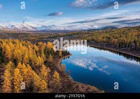 Cattura le splendide montagne dell'Altai in autunno, il lago tranquillo che riflette il fogliame vivace e la natura serena. Foto Stock