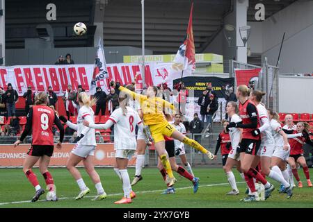 Leverkusen, Germania. 6 dicembre 2024. Leverkusen, Germania, 14 dicembre 2024: Portiere Rafaela Borggraefe (12 Friburgo) in azione durante la Google Pixel Frauen-Bundesliga tra Bayer Leverkusen e SC Freiburg presso Ulrich-Haberland-Stadion a Leverkusen, Germania. (Qianru Zhang/SPP) credito: SPP Sport Press Photo. /Alamy Live News Foto Stock