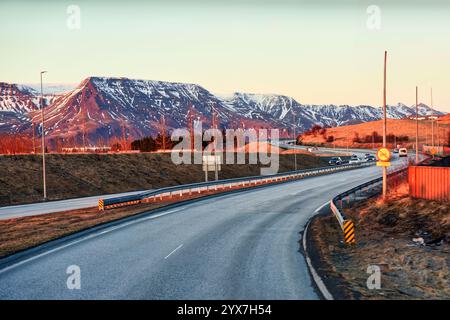 Viaggio panoramico su strada tortuosa e montagna vulcanica in serata in Islanda Foto Stock