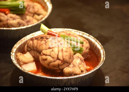 Boile Dpork Brain with celeryand heab zuppa di cibo di strada nel mercato in Cina Foto Stock
