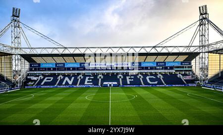 Deepdale, Preston, Regno Unito. 14 dicembre 2024. EFL Championship Football, Preston North End contro il Leeds United; vista laterale dello stadio in campo Credit: Action Plus Sports/Alamy Live News Foto Stock