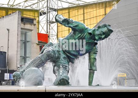 Deepdale, Preston, Regno Unito. 14 dicembre 2024. EFL Championship Football, Preston North End contro il Leeds United; The Splash Sculpture fuori dal Deepdale Stadium, basato su una fotografia scattata da John Horton il 25 agosto tra Preston North End e Chelsea allo Stamford Bridge Credit: Action Plus Sports/Alamy Live News Foto Stock