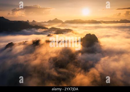 Vista aerea dell'alba dorata su una montagna ricoperta di nebbia nella valle del villaggio tribù Ban Jabo, Mae Hong Son, Thailandia Foto Stock