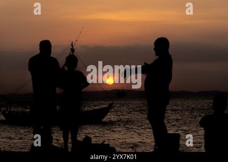 Salvador, Bahia, Brasile - 16 novembre 2019: Persone in sagoma sono viste in piedi durante il drammatico tramonto nella città di Salvador, Bahia. Foto Stock