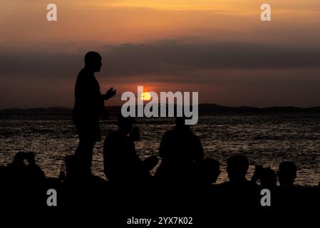 Salvador, Bahia, Brasile - 16 novembre 2019: Diverse persone, in silhouette, sono viste rilassarsi durante il tramonto nella città di Salvador, Bahia. Foto Stock