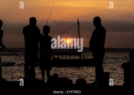 Salvador, Bahia, Brasile - 16 novembre 2019: Persone in sagoma si ammirano il suggestivo tramonto nella città di Salvador, Bahia. Foto Stock