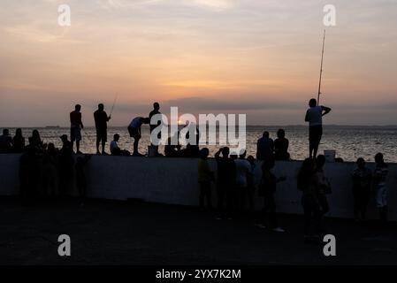 Salvador, Bahia, Brasile - 16 novembre 2019: Diverse persone, in silhouette, sono viste rilassarsi durante il tramonto nella città di Salvador, Bahia. Foto Stock