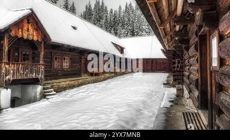Cottage in legno nel museo all'aperto di Zuberec, Slovacchia Foto Stock