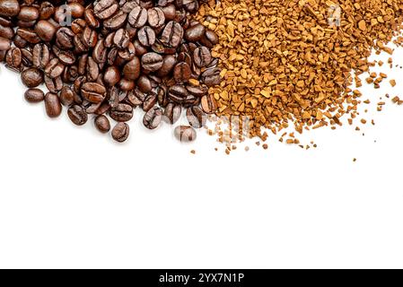 Caffè granulato istantaneo e chicchi di caffè su sfondo bianco. Vista ravvicinata Foto Stock
