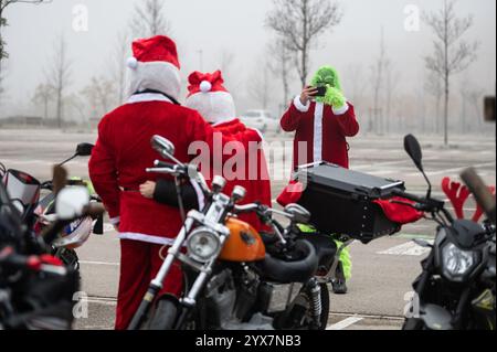 Madrid, Spagna. 14 dicembre 2024. I motociclisti vestiti da Babbo Natale si riunirono per andare a Valencia. Circa 400 motociclisti si recano a Valencia per consegnare regali di Natale ai bambini colpiti dalle inondazioni dell'ultimo disastro naturale nella regione di Valencia lo scorso ottobre, che ha causato dopo un intenso sistema di tempesta noto come "Dana" più di 200 morti nel più grande disastro naturale della storia recente della Spagna. Crediti: Marcos del Mazo/Alamy Live News Foto Stock