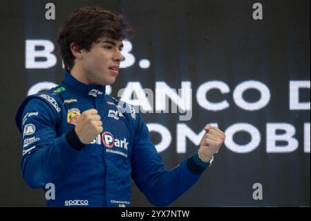 San Paolo, Brasile. 14 dicembre 2024. SP - SAO PAULO - 12/14/2024 - F4 AWARD - Matheus Comparatto, Oakberry Bassani squadra campione della stagione 2024, riceve il premio, Interlagos Racetrack, sabato 14 dicembre, 2024. ultima gara della stagione foto: Anderson Romao/AGIF (foto di Anderson Rom&#xe3;o/AGIF/Sipa USA) credito: SIPA USA/Alamy Live News Foto Stock