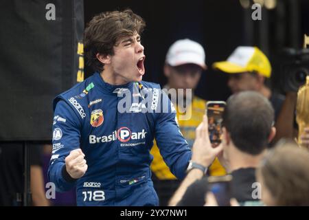 San Paolo, Brasile. 14 dicembre 2024. SP - SAO PAULO - 12/14/2024 - F4 AWARD - Matheus Comparatto, Oakberry Bassani squadra campione della stagione 2024, riceve il premio, Interlagos Racetrack, sabato 14 dicembre, 2024. ultima gara della stagione foto: Anderson Romao/AGIF (foto di Anderson Rom&#xe3;o/AGIF/Sipa USA) credito: SIPA USA/Alamy Live News Foto Stock