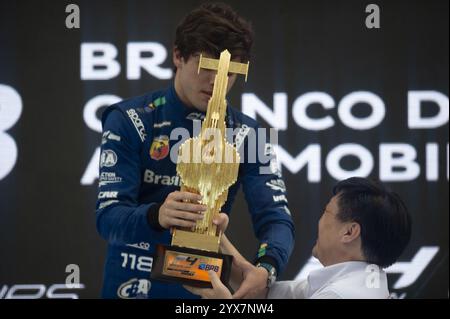 San Paolo, Brasile. 14 dicembre 2024. SP - SAO PAULO - 12/14/2024 - F4 AWARD - Matheus Comparatto, Oakberry Bassani squadra campione della stagione 2024, riceve il premio, Interlagos Racetrack, sabato 14 dicembre, 2024. ultima gara della stagione foto: Anderson Romao/AGIF (foto di Anderson Rom&#xe3;o/AGIF/Sipa USA) credito: SIPA USA/Alamy Live News Foto Stock