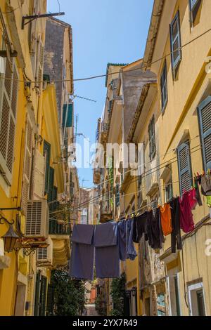 Una tranquilla strada residenziale nel centro storico della città vecchia di Corfù, in Grecia. Sito patrimonio dell'umanità dell'UNESCO. Mix di architettura veneziana, francese e britannica Foto Stock