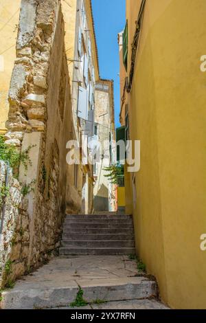 Una tranquilla strada residenziale nel centro storico della città vecchia di Corfù, in Grecia. Sito patrimonio dell'umanità dell'UNESCO. Mix di architettura veneziana, francese e britannica Foto Stock