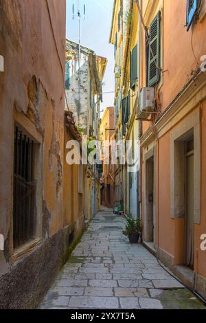 Una tranquilla strada residenziale nel centro storico della città vecchia di Corfù, in Grecia. Sito patrimonio dell'umanità dell'UNESCO. Mix di architettura veneziana, francese e britannica Foto Stock