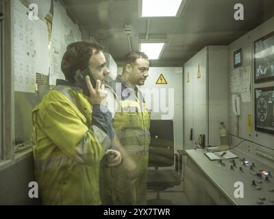 Operai in una sala di controllo della trivellatrice a doppio scudo nella sezione H53 della galleria di base del Brennero, Tirolo, Austria, Europa Foto Stock