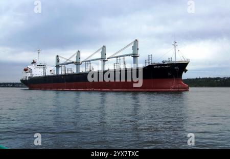 Enorme nave da carico per navi portarinfuse Spear Flower nel porto di Vancouver, Columbia Britannica, Canada Foto Stock