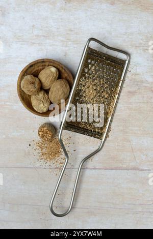 Noci moscate e grattugia, Myristica Fragrans Foto Stock
