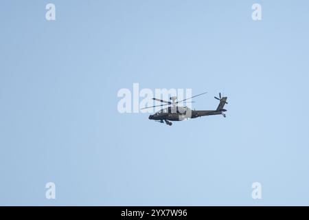 Elicottero Boeing AH-64 Apache che vola in un cielo blu, Inghilterra, Regno Unito, Europa Foto Stock