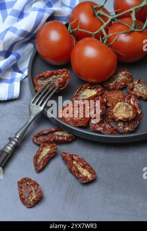 Pomodori freschi e secchi su un piatto, Solanum lycopersicum Foto Stock