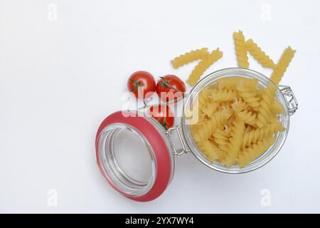 Pasta, varietà "Fusili" in contenitori di vetro Foto Stock