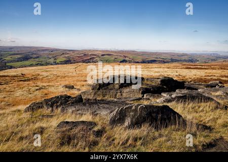 Massi di Gritstone a Blackstone Edge, guardando a nord nel Lancashire. Foto Stock