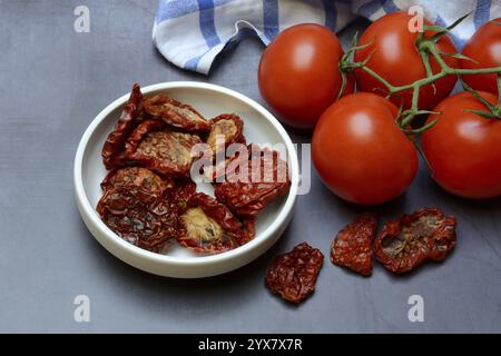 Pomodori freschi e secchi, Solanum lycopersicum Foto Stock