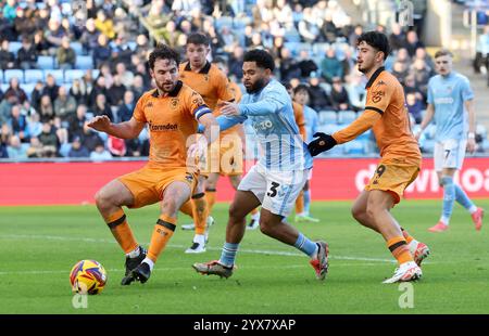 Jay Dasilva (centro) di Coventry City combatte con Lewis Coyle di Hull City (a sinistra) e Steve alzate durante il match per il titolo Sky Bet alla Coventry Building Society Arena di Coventry. Data foto: Sabato 14 dicembre 2024. Foto Stock