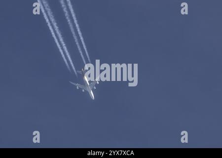 Boeing 747 velivolo cargo jumbo jet di UPS che vola in un cielo blu con una pista di vapore o contrail alle spalle, Inghilterra, Regno Unito, Europa Foto Stock