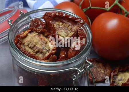 Pomodori freschi e secchi, Solanum lycopersicum Foto Stock