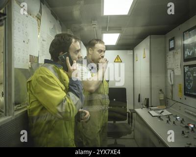 Operai in una sala di controllo della trivellatrice a doppio scudo nella sezione H53 della galleria di base del Brennero, Tirolo, Austria, Europa Foto Stock