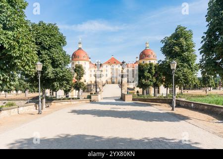 Moritzburg, Germania - 17 agosto 2022Vista frontale dal viale che conduce al castello di Moritzburg in una giornata di sole Foto Stock