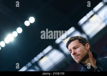 Augusta, Germania. 14 dicembre 2024. Calcio: Bundesliga, FC Augsburg - Bayer Leverkusen, Matchday 14, WWK-Arena. Coach Xabier Alonso prima dell'inizio della partita. Credito: Daniel Löb/dpa - NOTA IMPORTANTE: In conformità con le normative della DFL German Football League e della DFB German Football Association, è vietato utilizzare o far utilizzare fotografie scattate nello stadio e/o della partita sotto forma di immagini sequenziali e/o serie di foto simili a video./dpa/Alamy Live News Foto Stock