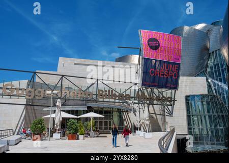 Bilbao, Spagna - 27 maggio 2024: Il fronte del Museo Guggenheim di Bilbao Foto Stock