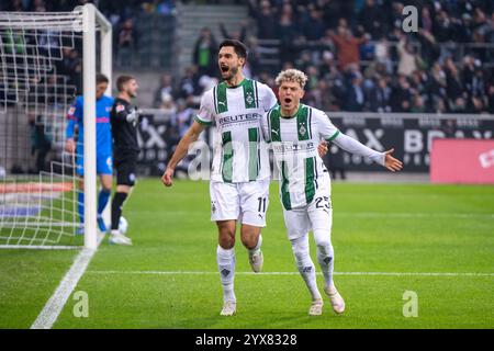 14 dicembre 2024, Renania settentrionale-Vestfalia, Mönchengladbach: Calcio: Bundesliga, Borussia Mönchengladbach - Holstein Kiel, Matchday 14, Tim Kleindienst (l) dello Stadion im Borussia-Park Gladbach festeggia con Robin Hack di Gladbach dopo il suo obiettivo di arrivare 1:0. Foto: David Inderlied/dpa - NOTA IMPORTANTE: In conformità con le normative della DFL German Football League e della DFB German Football Association, è vietato utilizzare o far utilizzare fotografie scattate nello stadio e/o della partita sotto forma di immagini sequenziali e/o serie di foto video. Foto Stock