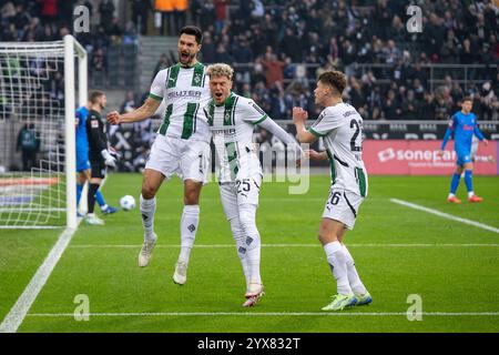 14 dicembre 2024, Renania settentrionale-Vestfalia, Mönchengladbach: Calcio: Bundesliga, Borussia Mönchengladbach - Holstein Kiel, Matchday 14, Tim Kleindienst (l-r) dello Stadion im Borussia-Park Gladbach festeggia con Robin Hack e Lukas Ullrich dopo il suo obiettivo di arrivare 1:0. Foto: David Inderlied/dpa - NOTA IMPORTANTE: In conformità con le normative della DFL German Football League e della DFB German Football Association, è vietato utilizzare o far utilizzare fotografie scattate nello stadio e/o della partita sotto forma di immagini sequenziali e/o serie di foto video. Foto Stock