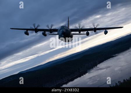 Un MC-130J Commando II della U.S. Air Force assegnato al 352nd Special Operations Wing esegue manovre di addestramento a basso volo durante l'esercitazione Adamant Serp Foto Stock