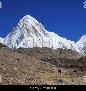 Mount Pumo Ri im Herbst, hoher Berg neben dem Everest base Camp, Nepal. Monte Pumo Ri in autunno, alta montagna vicino al campo base dell'Everest, Nepal. C Foto Stock