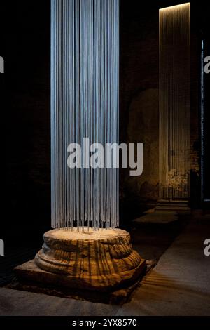 Una vista della ricostruzione simulata di alcune colonne della Domus Aurea. Dopo anni di chiusura legati agli interventi per garantire e migliorare l'utilizzo del monumento, il Parco Archeologico del Colosseo riapre il settore occidentale della residenza di Nerone (area domus) e inaugura il nuovo ingresso alla Galleria XXIV. In collaborazione con le gallerie degli Uffizi di Firenze in questa occasione, sarà esposta la statua della cosiddetta "Ninfa con Pantera". Foto Stock