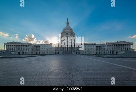 Campidoglio degli Stati Uniti con un sole splendente sullo sfondo al tramonto. Washington D.C., Stati Uniti Foto Stock