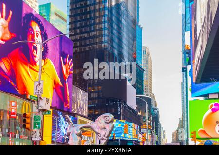 New York, USA - 5 ottobre 2024: Grattacieli nel centro di Manhattan in un pomeriggio di sole Foto Stock