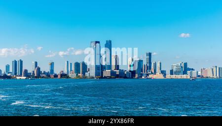 Grattacieli nello skyline di Manhattan visti dall'acqua. New York, Stati Uniti Foto Stock