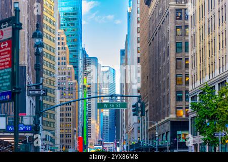 Grattacieli a Midtown Manhattan in una giornata di sole. New York, Stati Uniti Foto Stock
